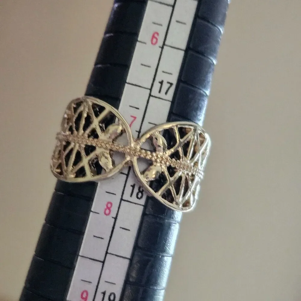 Gold tone ring with oval design size 7.25