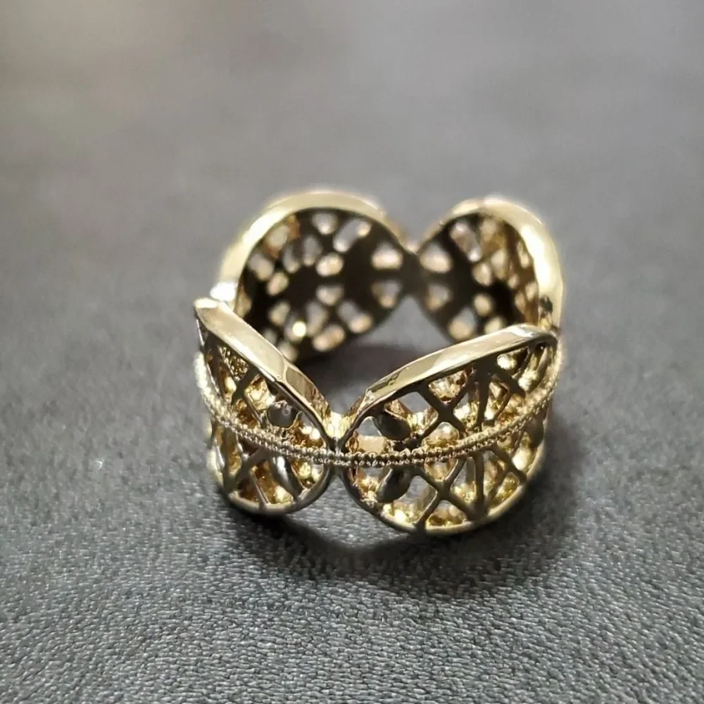 Gold tone ring with oval design size 7.25