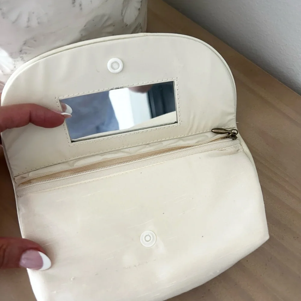 Vintage chic ivory