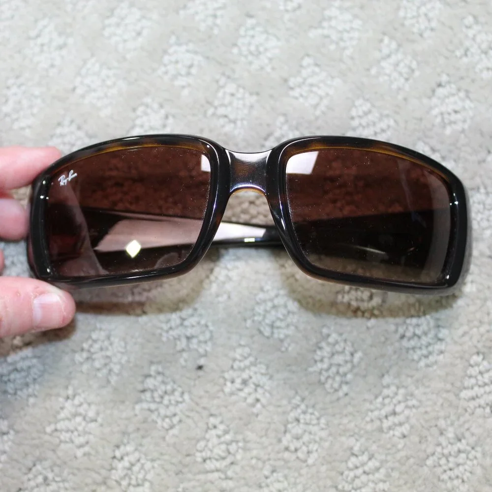 Ray-Ban product pair
