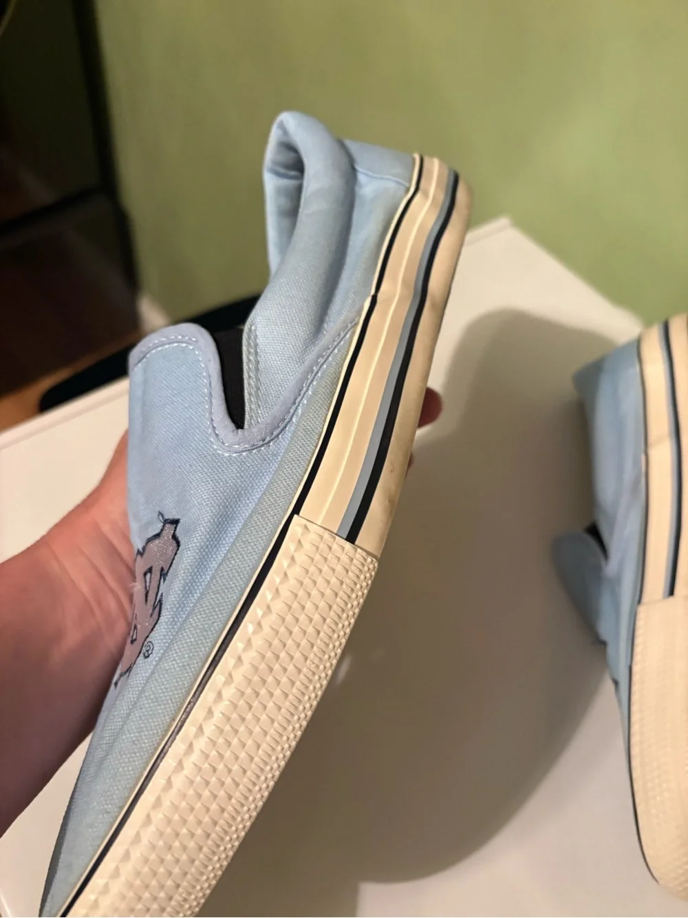 Forever Collectibles casual slip
