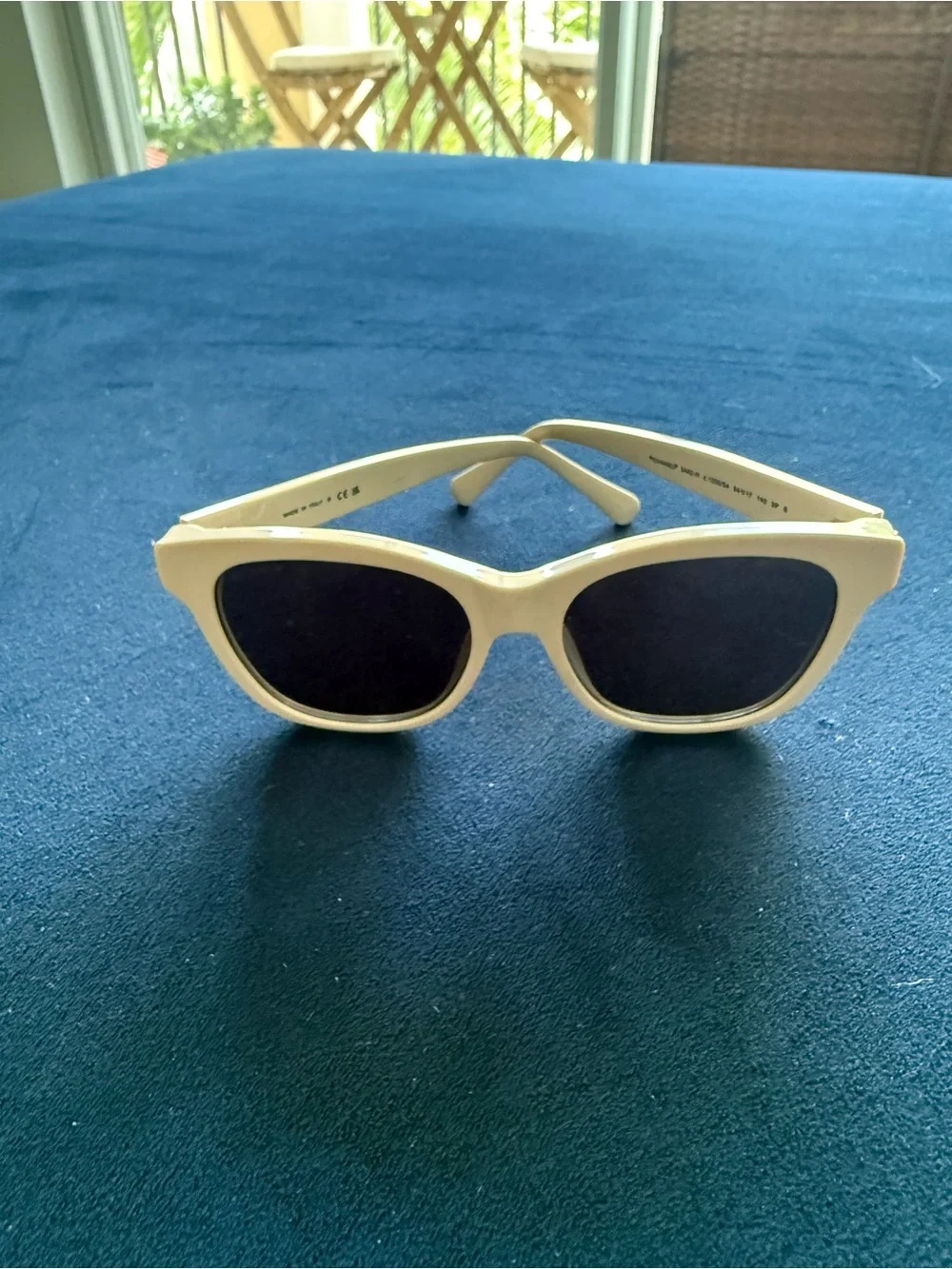 No brand pearl logo