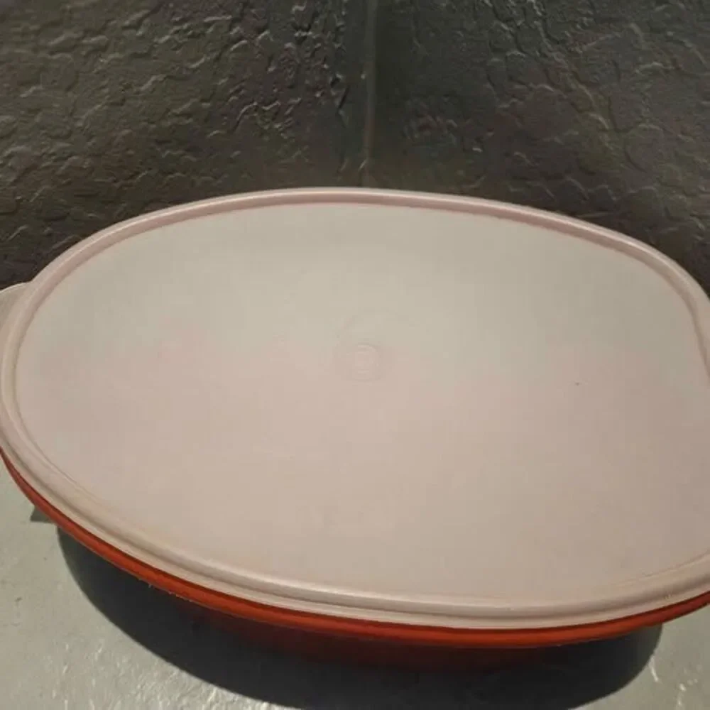 Unbranded vintage tupperware