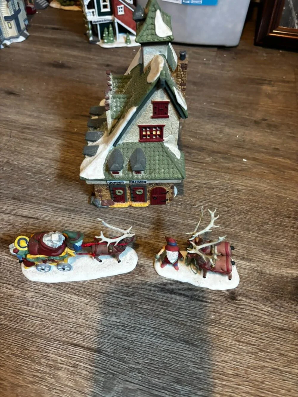 Department 56 Christmas village light up building The Reindeer Barn w/Reindeer