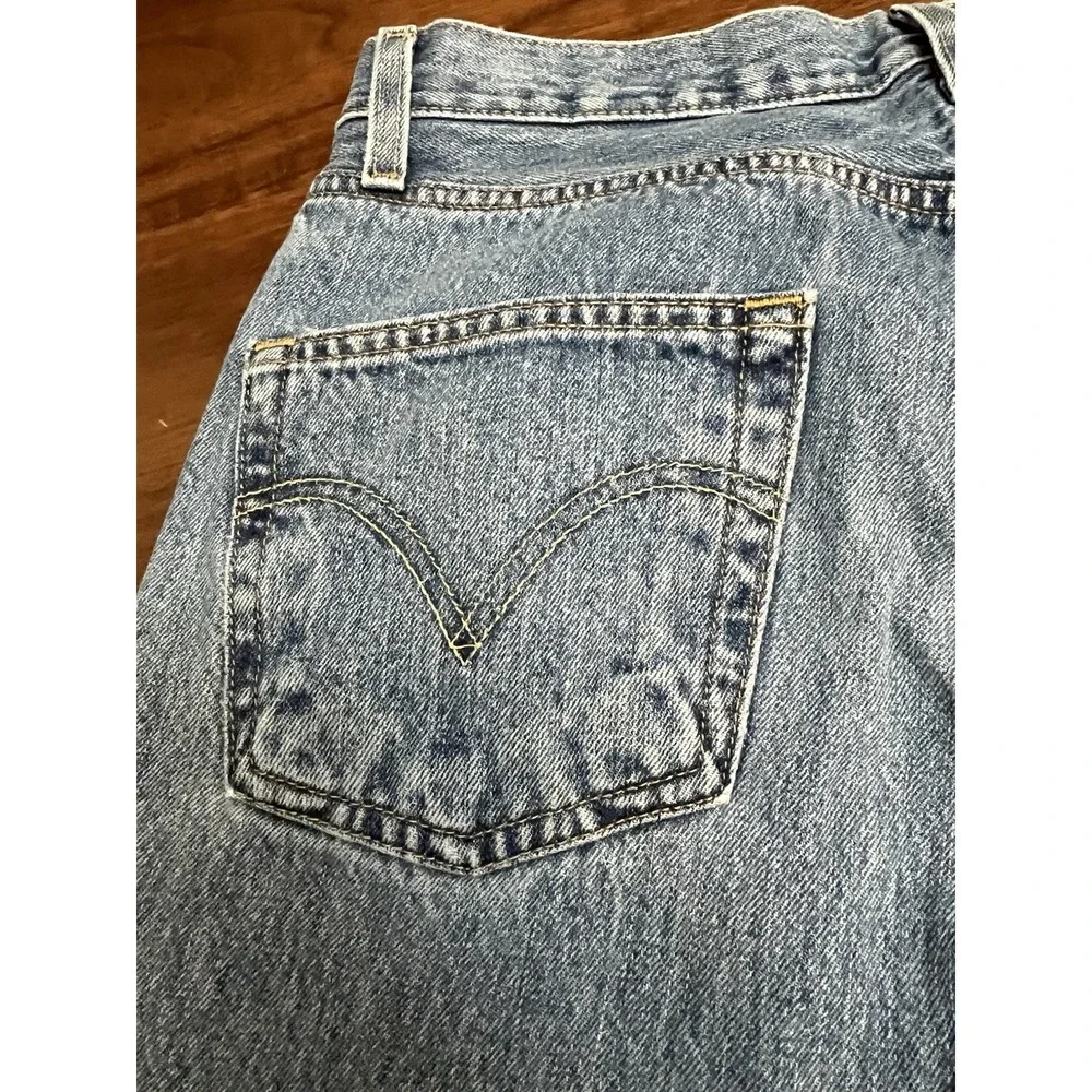 Levis feature button