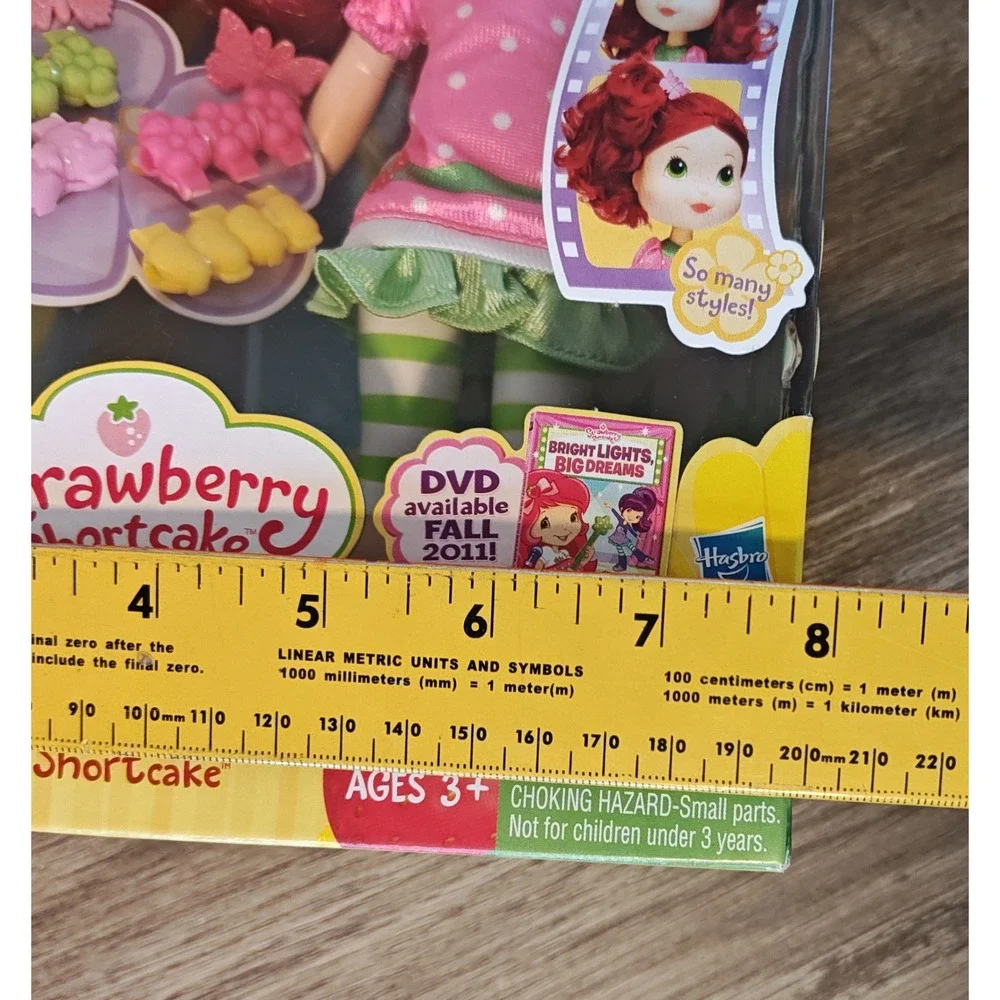 Hasbro Stylin Strawberry Shortcake Doll 11in Pink Scented Hair Accessories