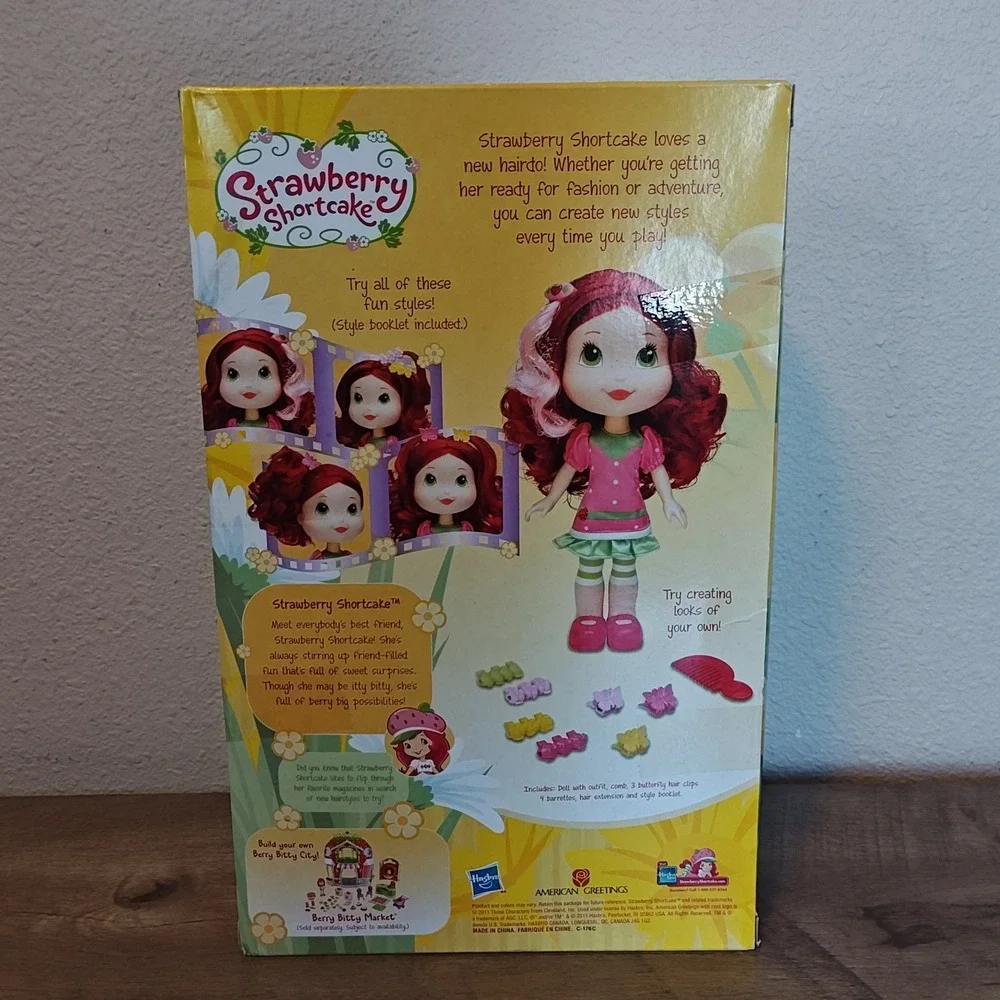 Hasbro Stylin Strawberry Shortcake Doll 11in Pink Scented Hair Accessories