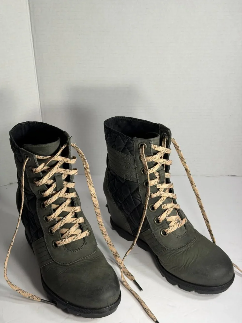 WOMENS SIZE 8.5 SOREL BOOTS
