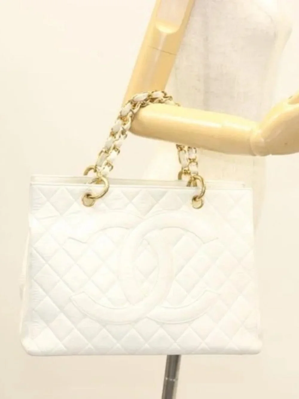 CHANEL brand	chanel color	white