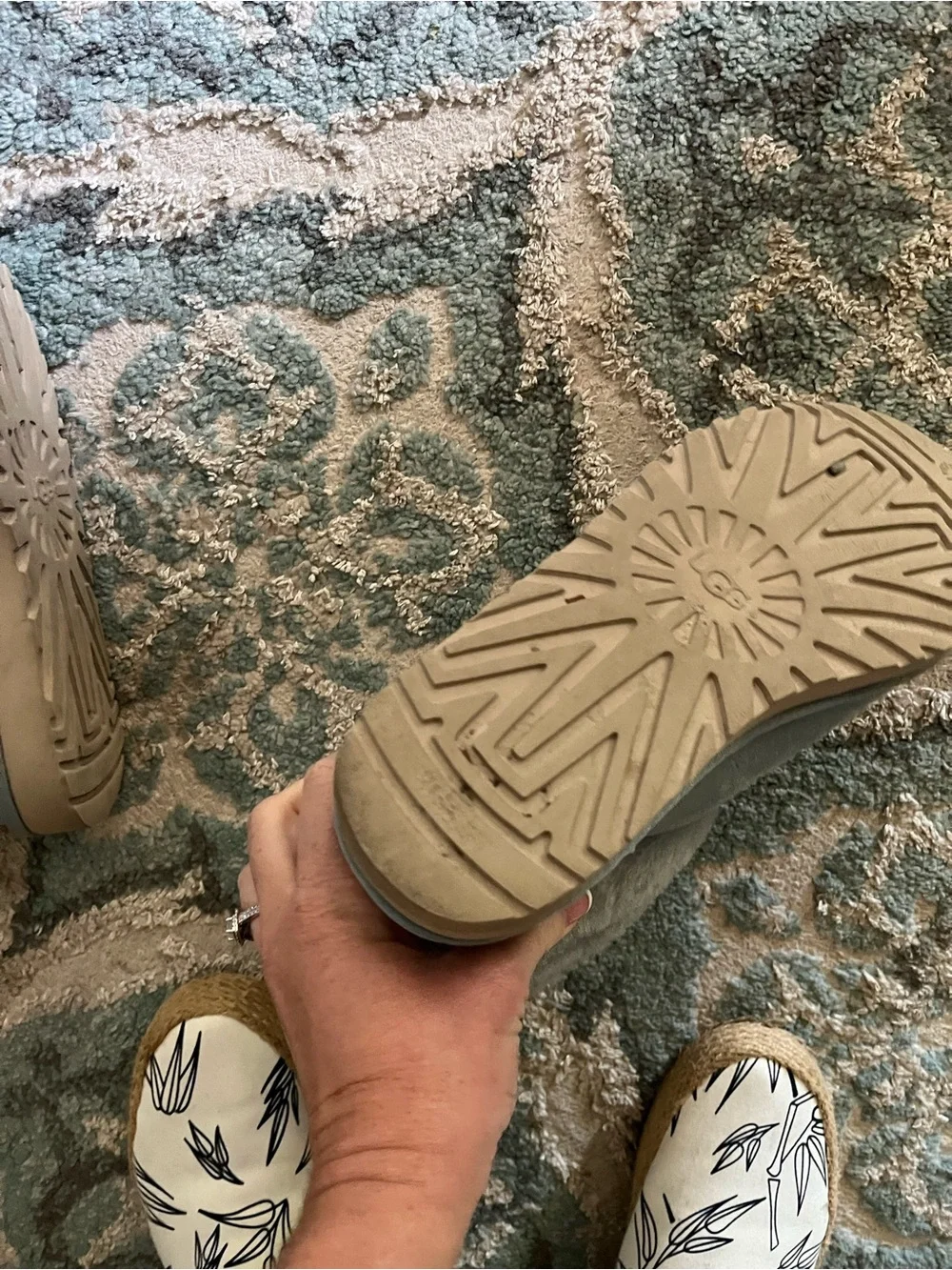UGG short rounded minimalist