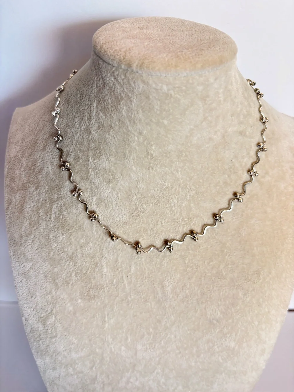 Silver Tone Scalloped Floral Necklace Dainty Everyday Necklace 14