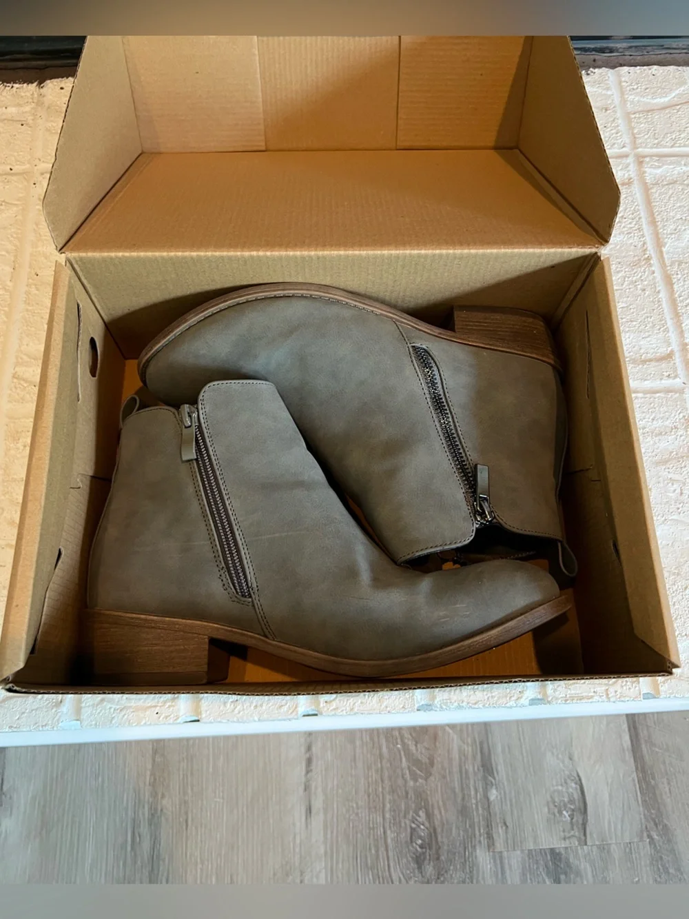 Jeossy Milan Grey Ankle Boots – Women's Size 9, Low Heel Ankle Booties -with box