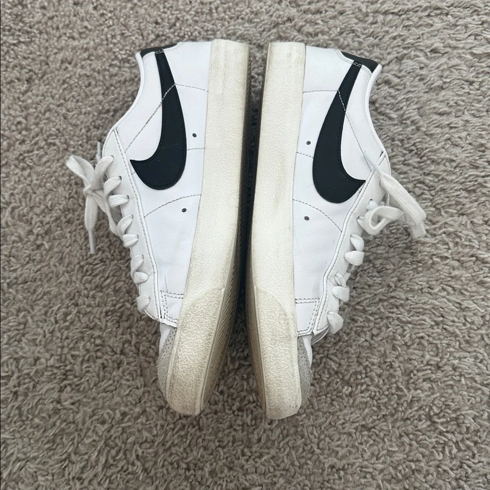 Nike Blazer Low 77 vintage White/Black sneakers women size 9.