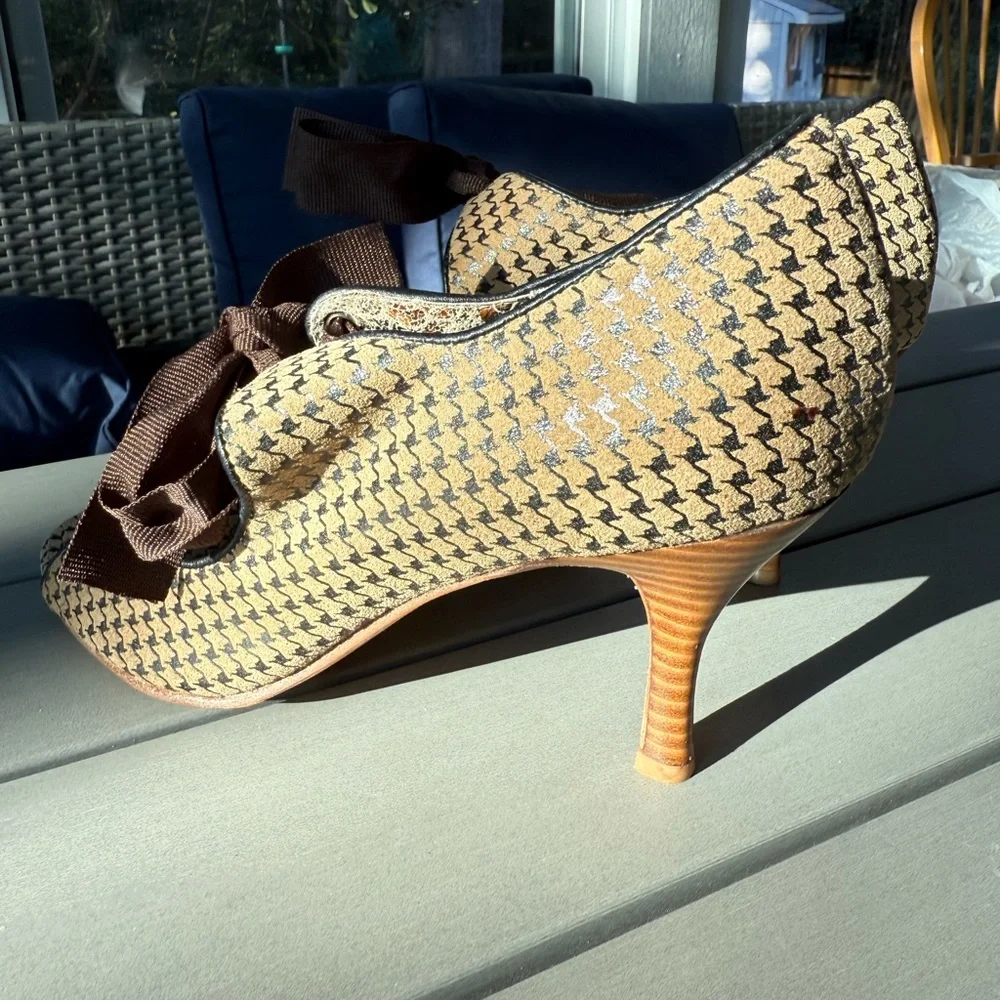 Ginger G pattern styling footwear