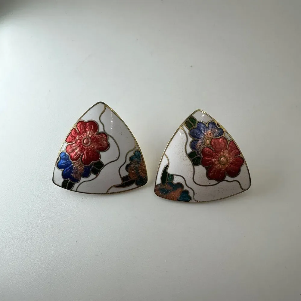 Stunning vintage trillion shaped Cloisonne white enamel with flowers‎ earrings!