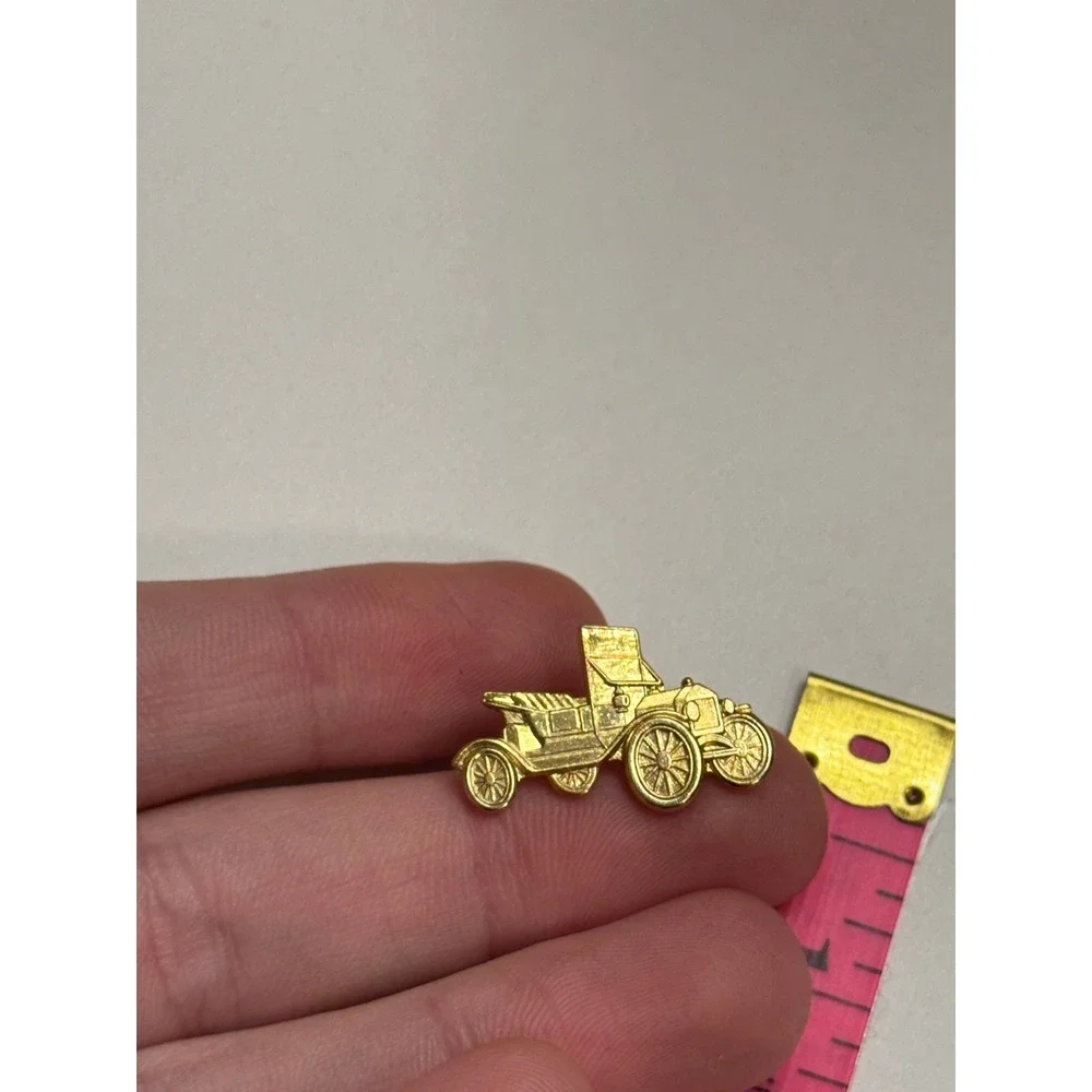 Vintage‎ Gold Tone Antique Car Lapel Pin Antique Automobile Collector Pin