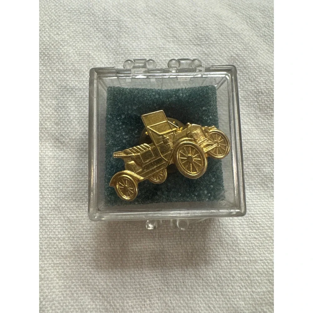 Vintage‎ Gold Tone Antique Car Lapel Pin Antique Automobile Collector Pin