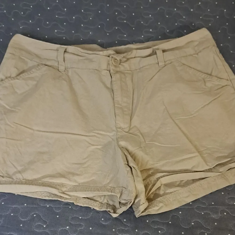 Columbia Women's Tan 4 inch Shorts size 14