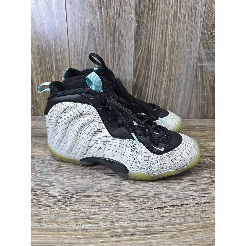 Nike little posite