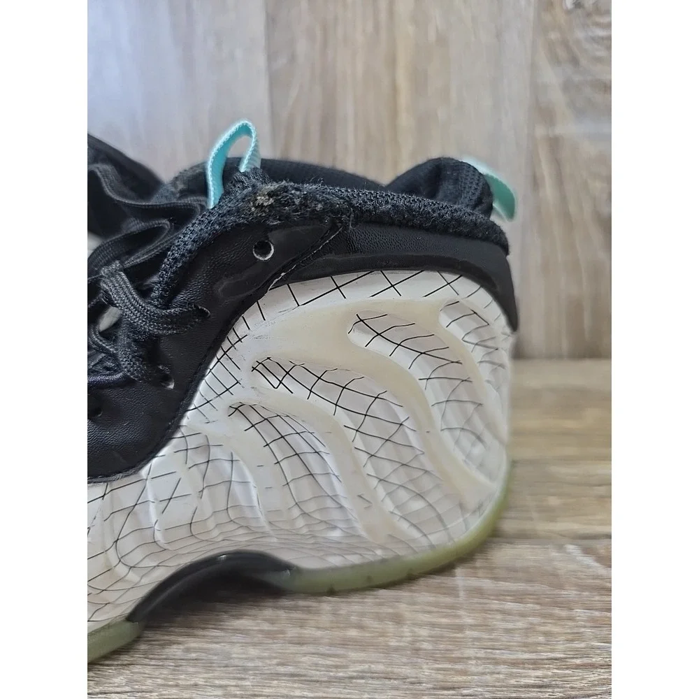 Nike little posite