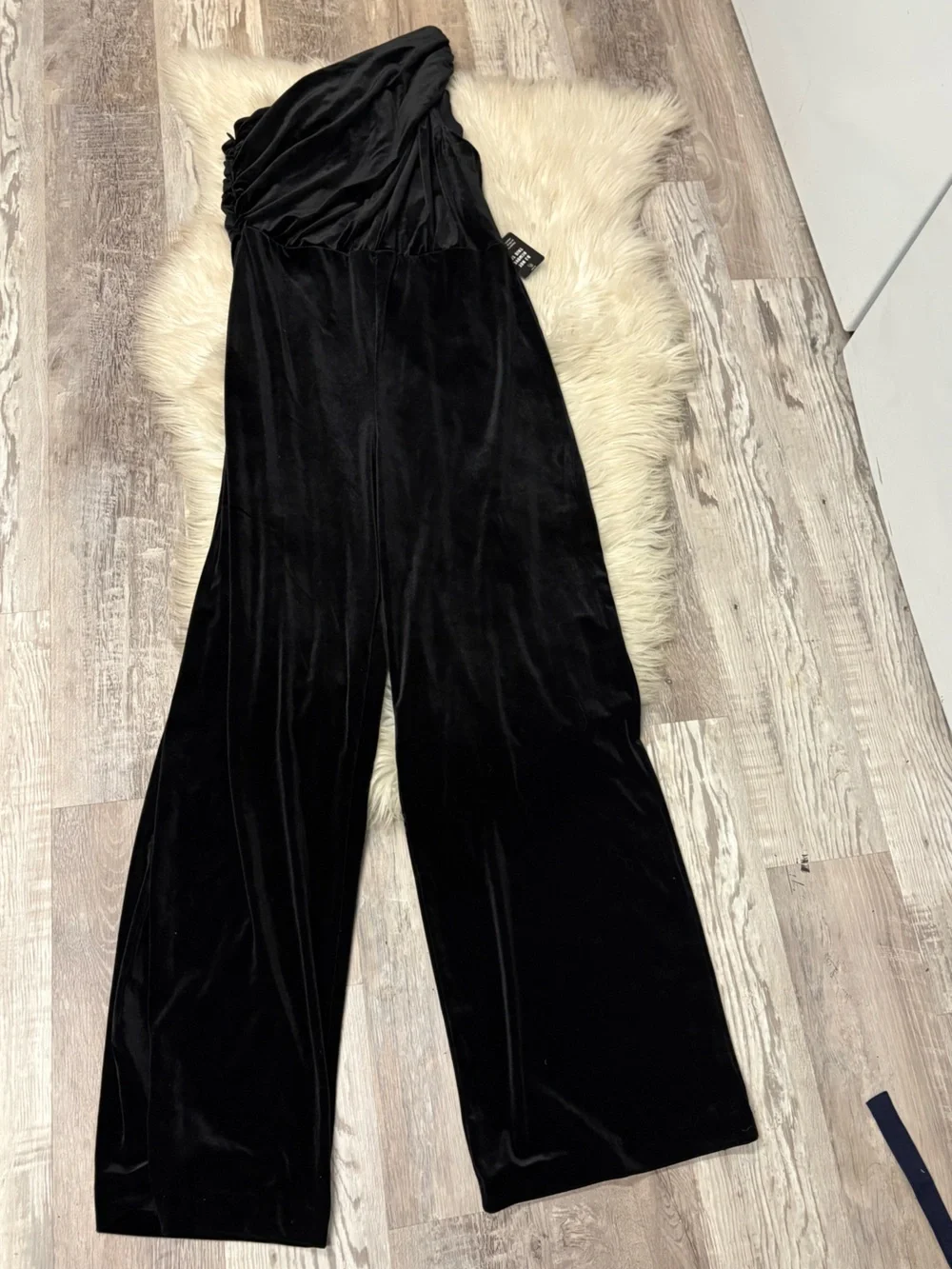 NWT Express velvet Black One-Shoulder Wide-Leg Jumpsuit Sz Medium