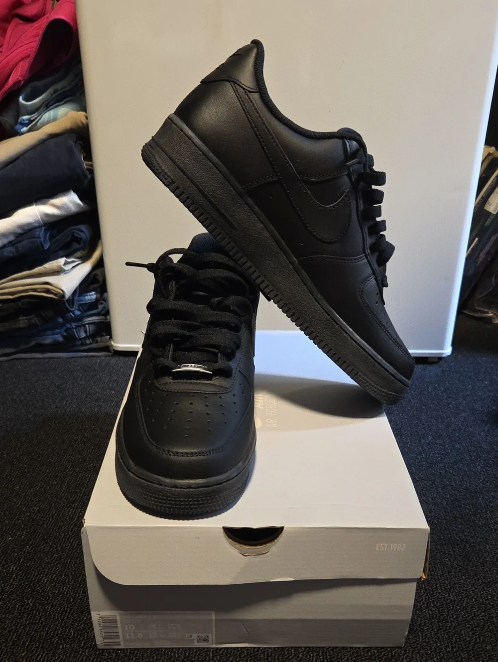 Nike Men’s Black Low-Top Leather Sneakers