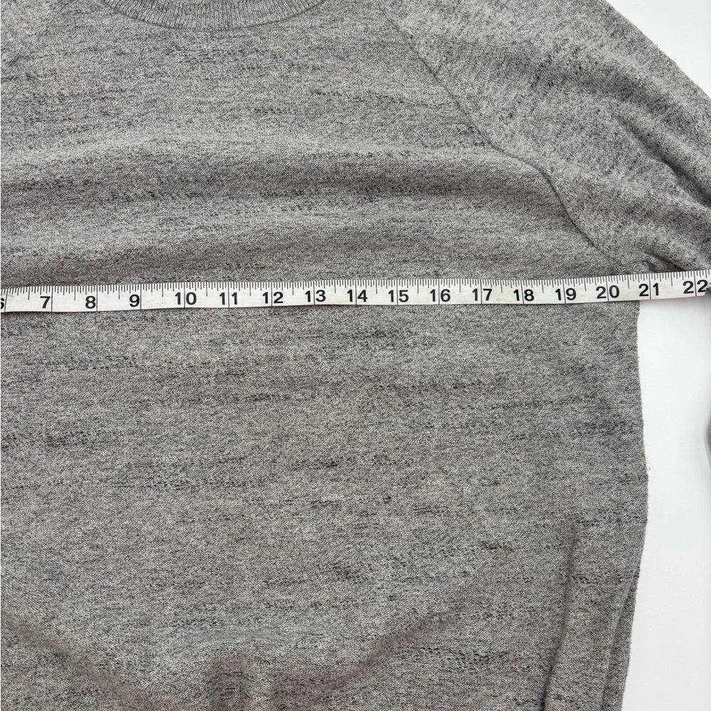 Crew Men's‎ Gray Crewneck Sweater Size M Medium Soft Knit Pullover