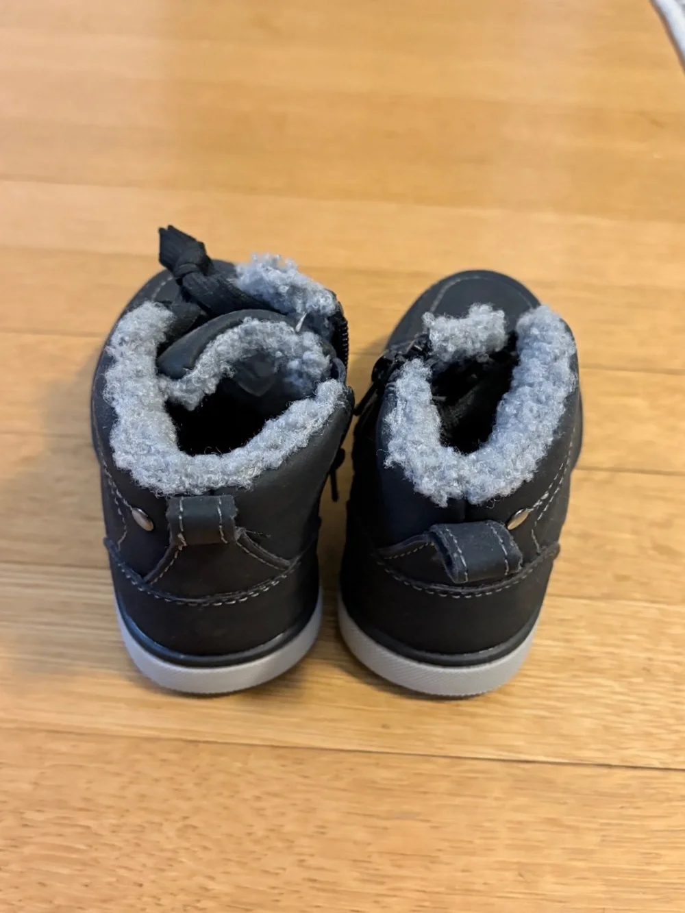 Never worn Eddie Bauer kids snow boots