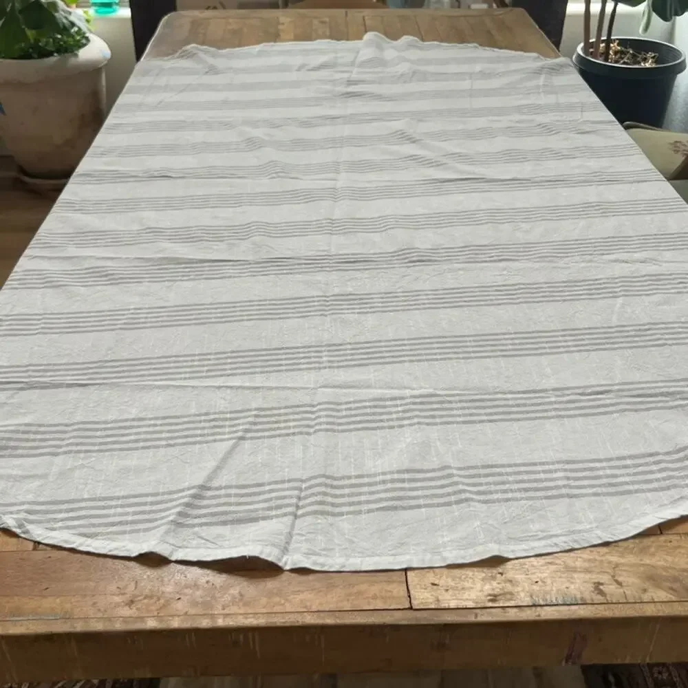 Threshold round tablecloth