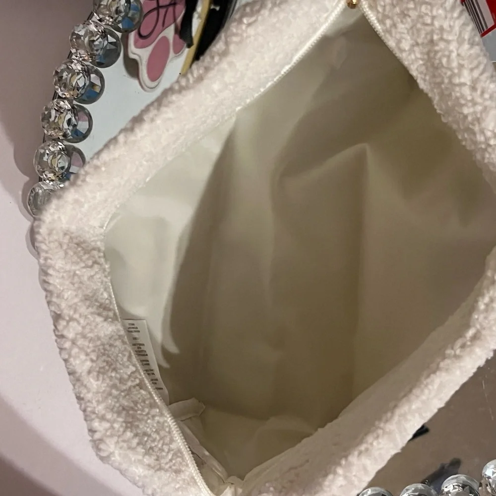 N/A white pouch