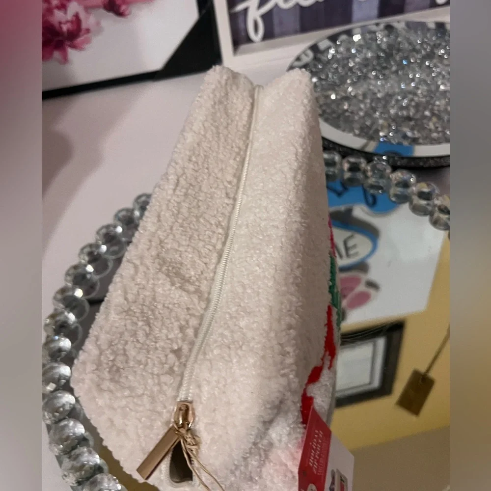 N/A white pouch