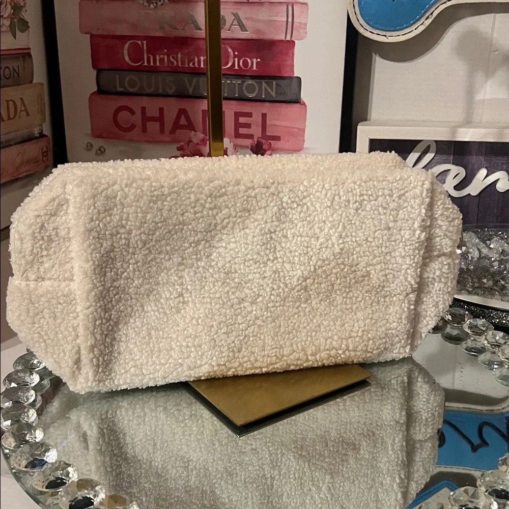 N/A white pouch