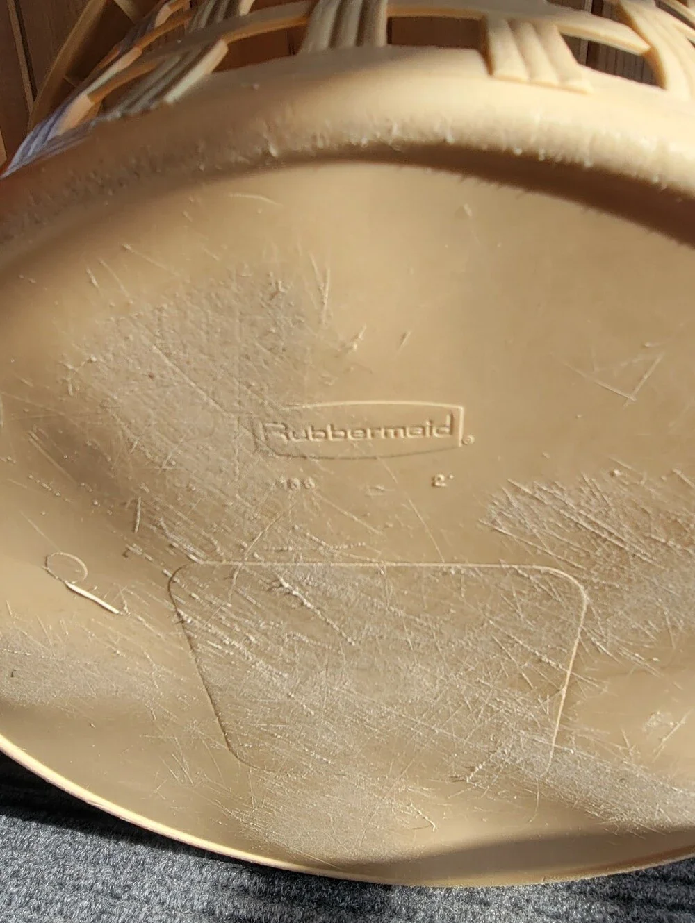 Vintage Rubbermaid Beige round laundry basket