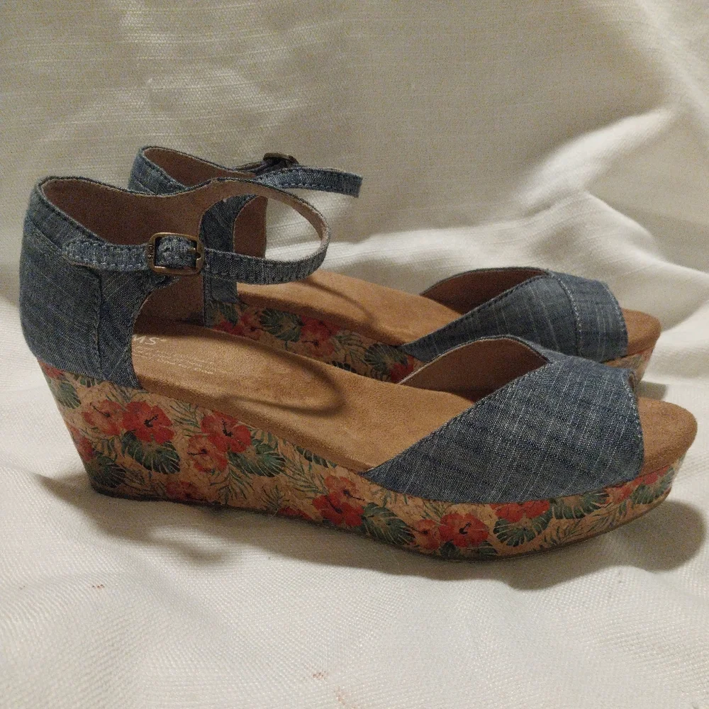 Toms Blue Chambray Hisbiscus Floral Cork Platform Wedge Ankle Strap Sandals