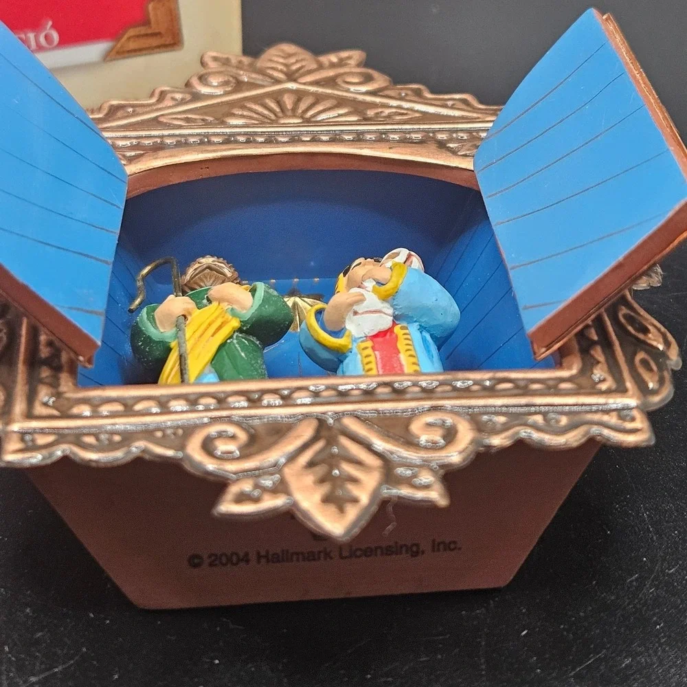 VTG Hallmark 2004 Cuando Él Nació Nativity Keepsake Ornament Spanish Christmas