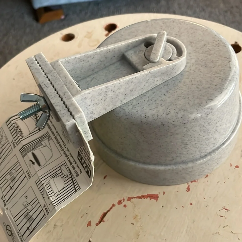 Lixit‎ Quick Lock Crock For Wire Cages Small Animal Bowl