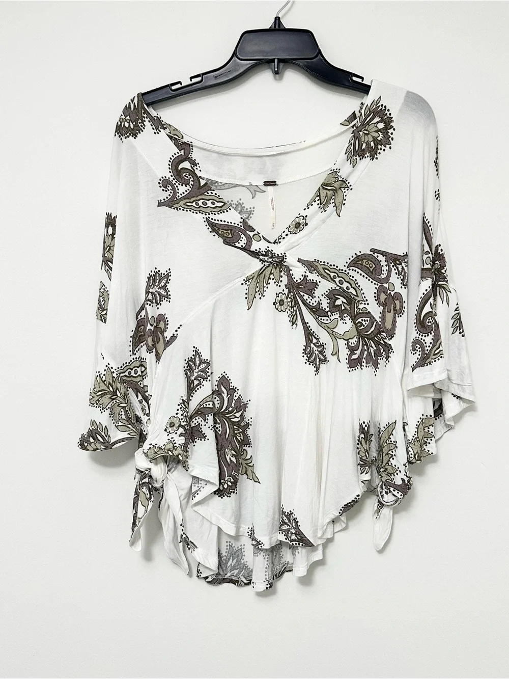 Free People Maui Wowie White Paisley V-Neck Flutter Sleeve Top Blouse Size XS