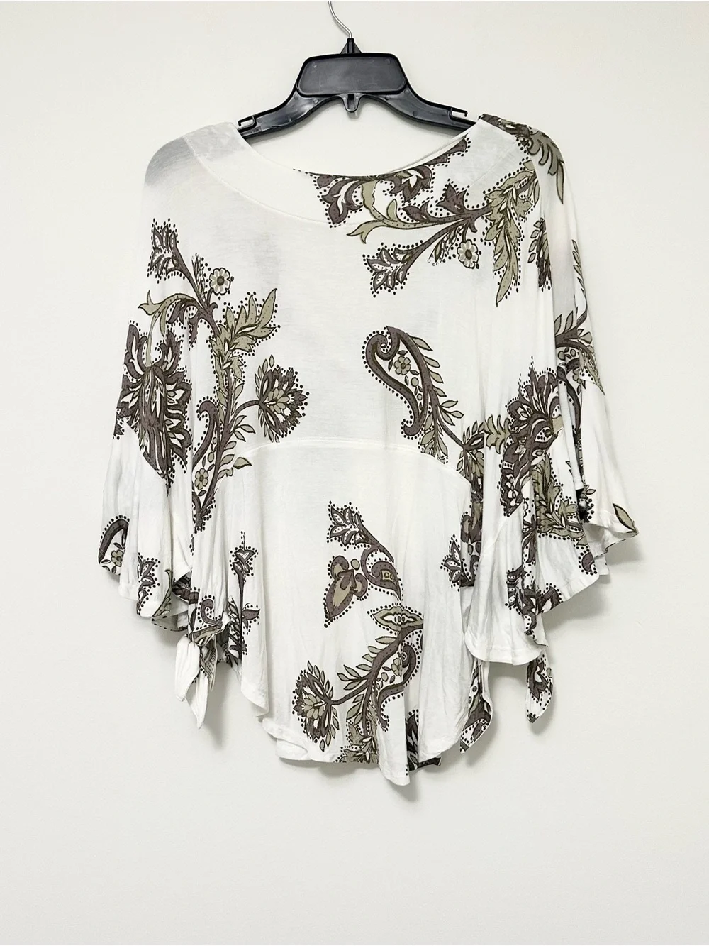 Free People Maui Wowie White Paisley V-Neck Flutter Sleeve Top Blouse Size XS