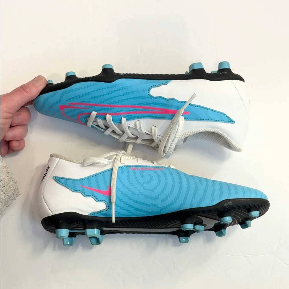 Nike cleats features accents