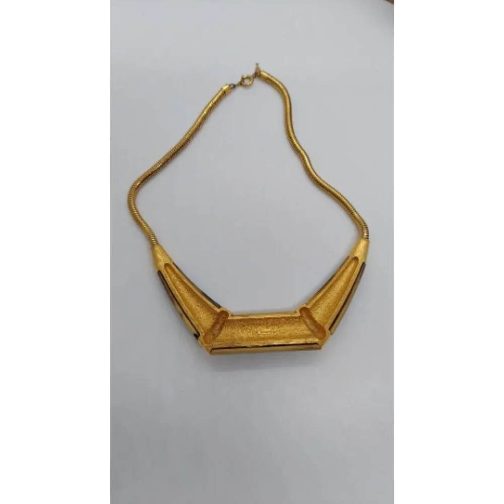 Trifari necklace chain marble