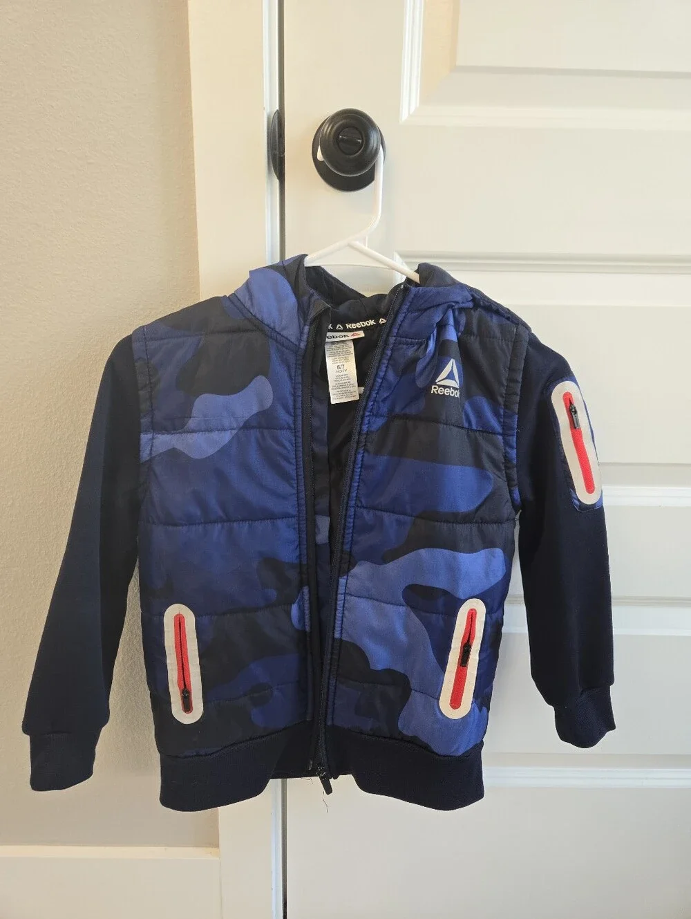 Reebok Blue Camo Hooded Puffer Jacket with Red Zip Accents Size S 6/7