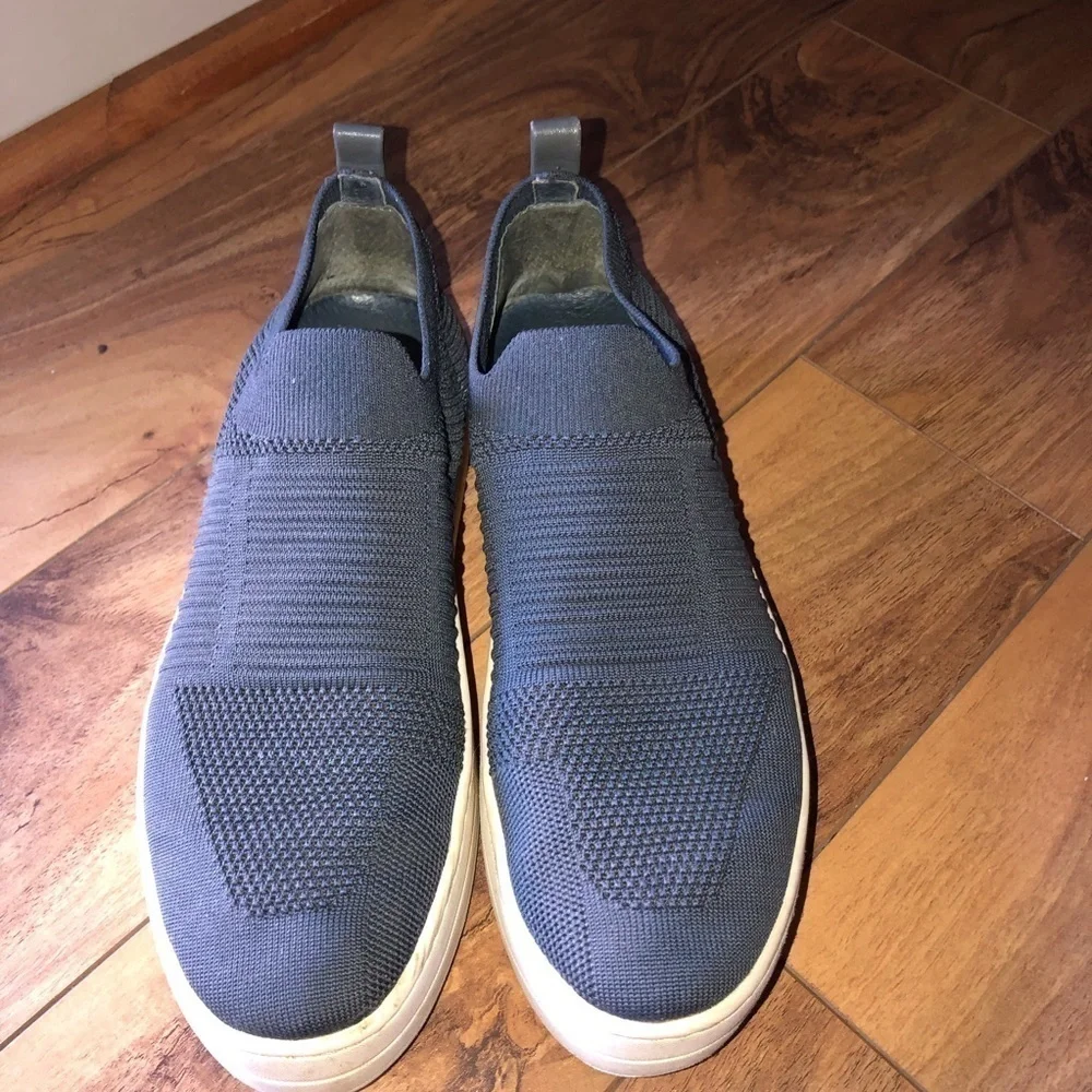J/SLIDES features sporty