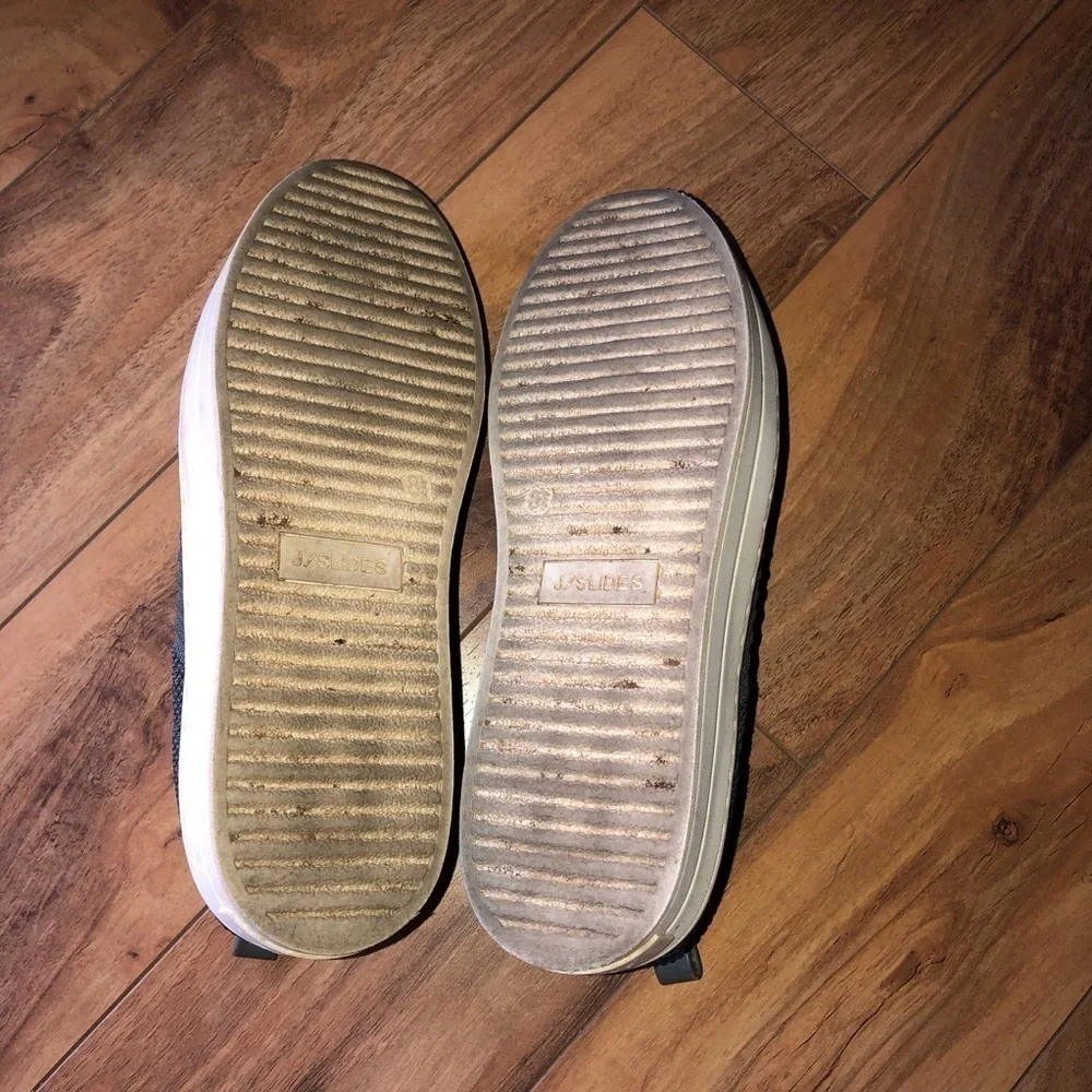 J/SLIDES features sporty