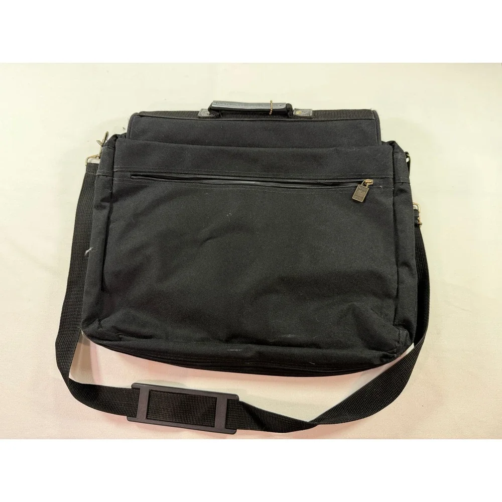 Leeds black canvas