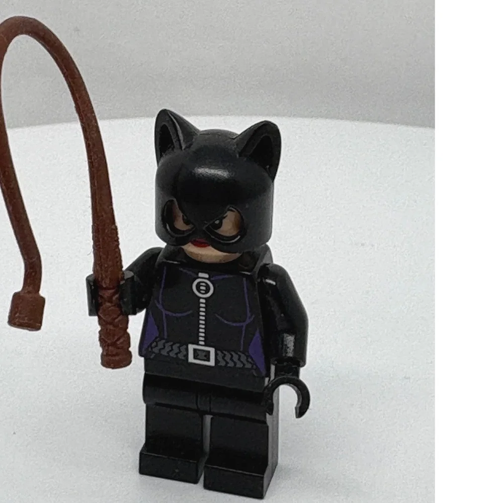 LEGO DC Super Heroes‎ Catwoman Minifigure Batman Purple Black Suit with Whip