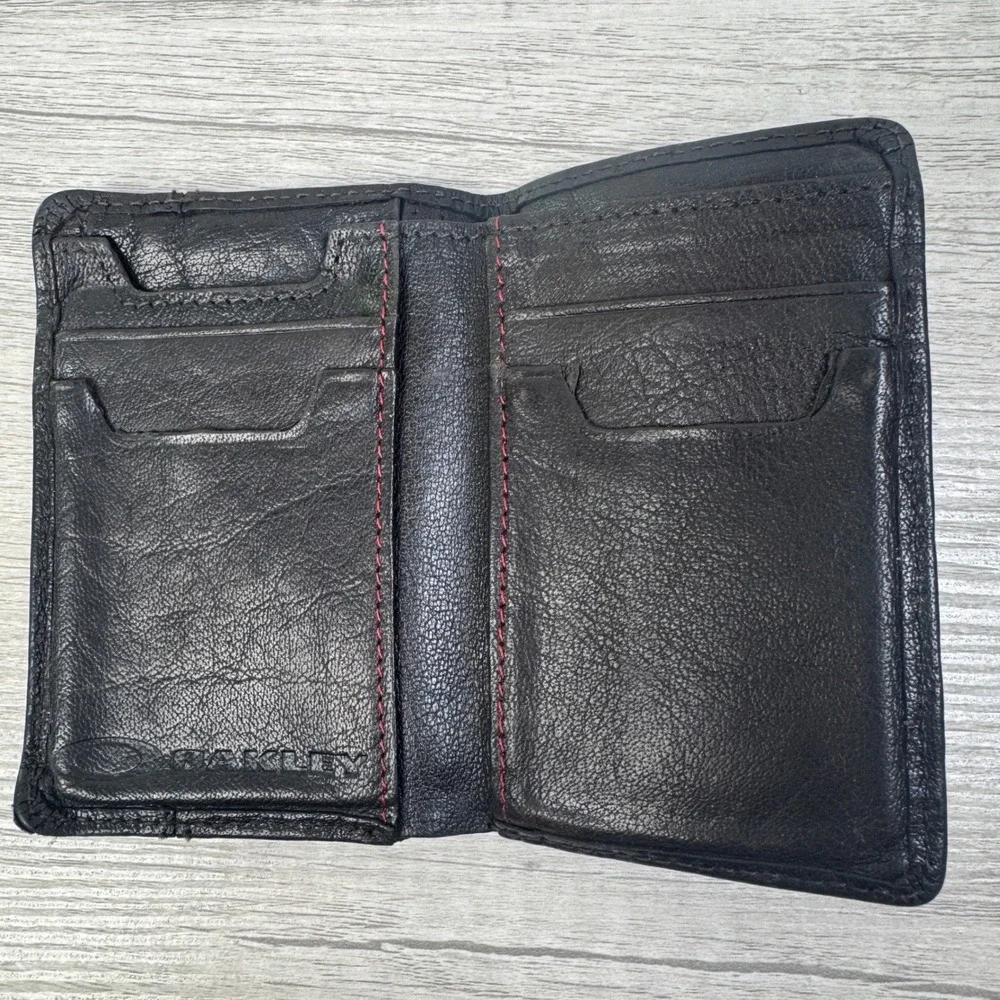 Oakley Vintage Bifold Leather Wallet‎ OS Slim Black Quilted Red Stitching Logo