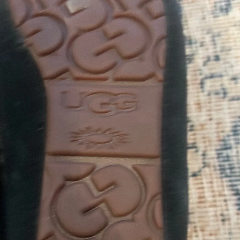 UGG elegant black