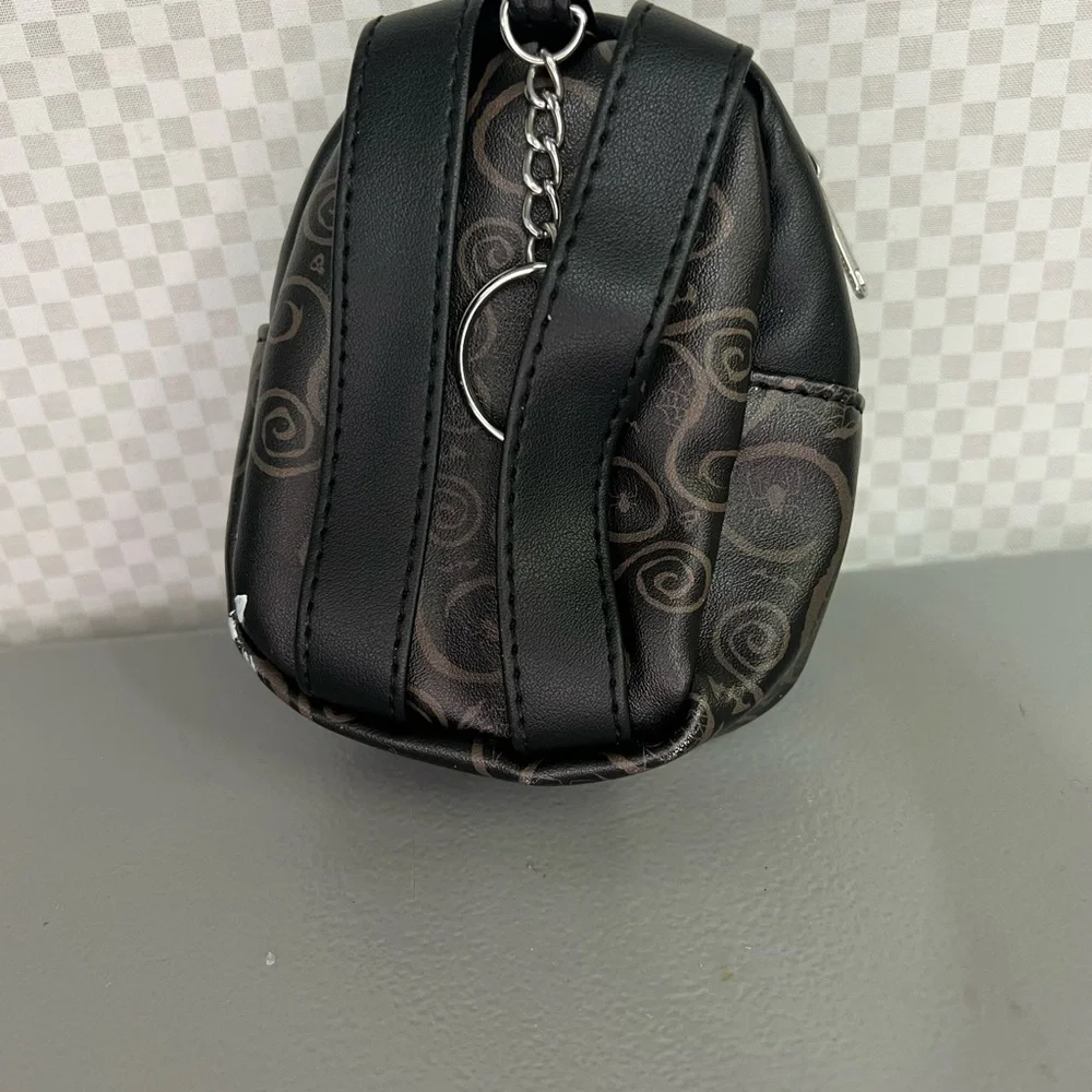 Buckle-Down stylish compact
