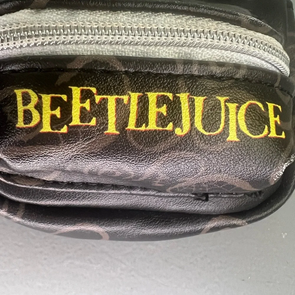 Buckle-Down stylish compact