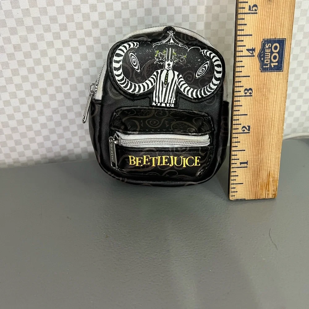 Buckle-Down stylish compact